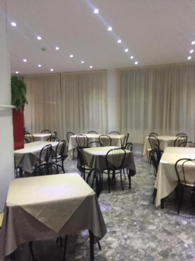 Hotel Piccari Nuova Gestione Римини Екстериор снимка