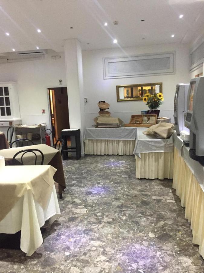 Hotel Piccari Nuova Gestione Римини Екстериор снимка