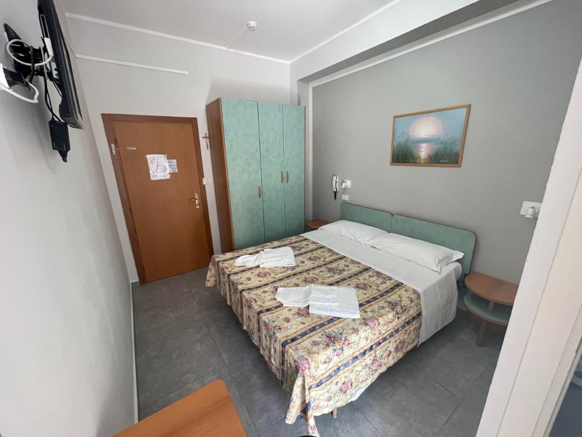 Hotel Piccari Nuova Gestione Римини Екстериор снимка
