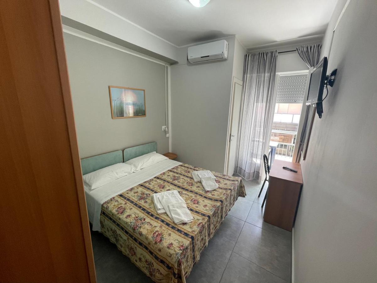 Hotel Piccari Nuova Gestione Римини Екстериор снимка