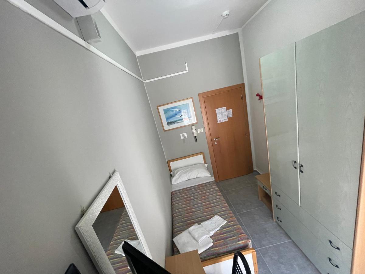 Hotel Piccari Nuova Gestione Римини Екстериор снимка