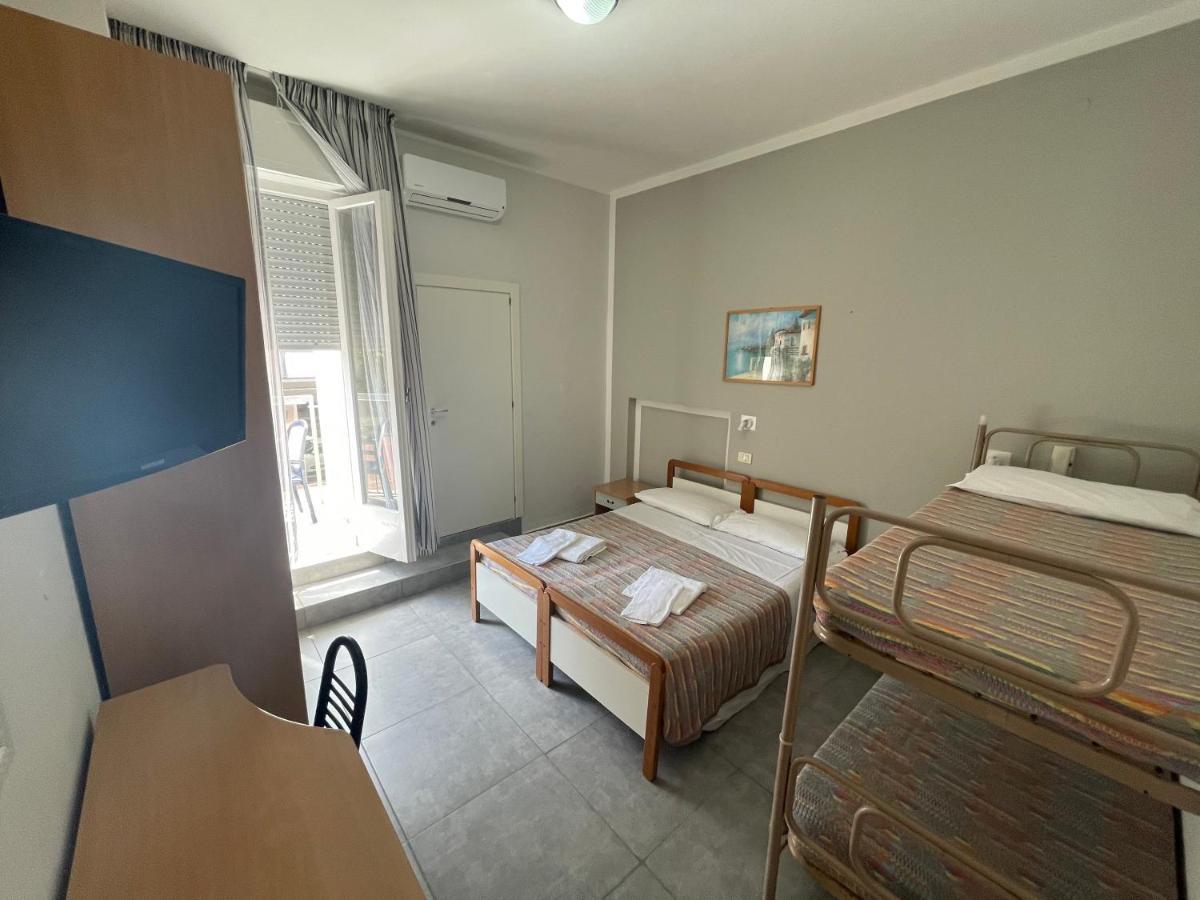 Hotel Piccari Nuova Gestione Римини Екстериор снимка