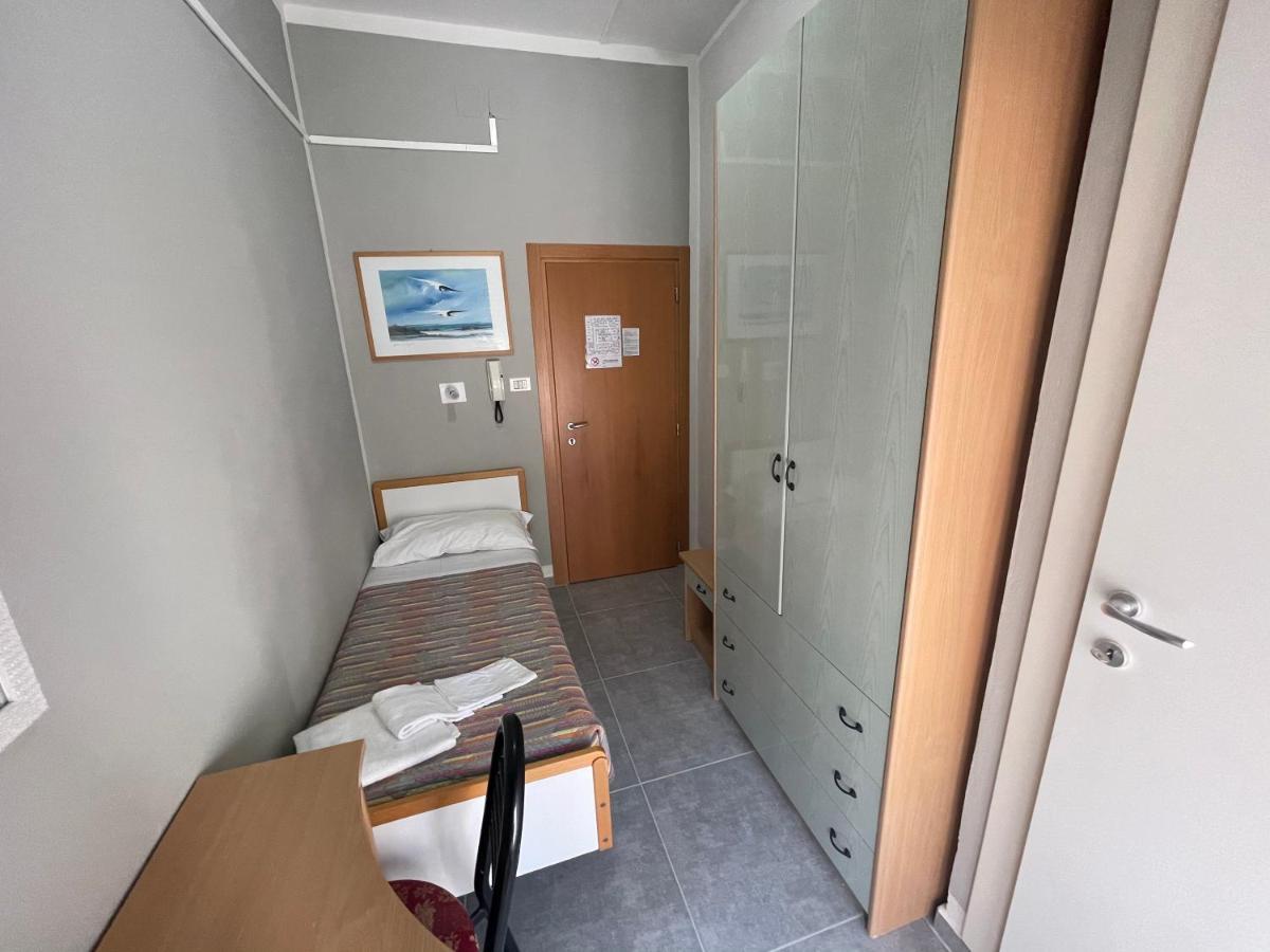 Hotel Piccari Nuova Gestione Римини Екстериор снимка