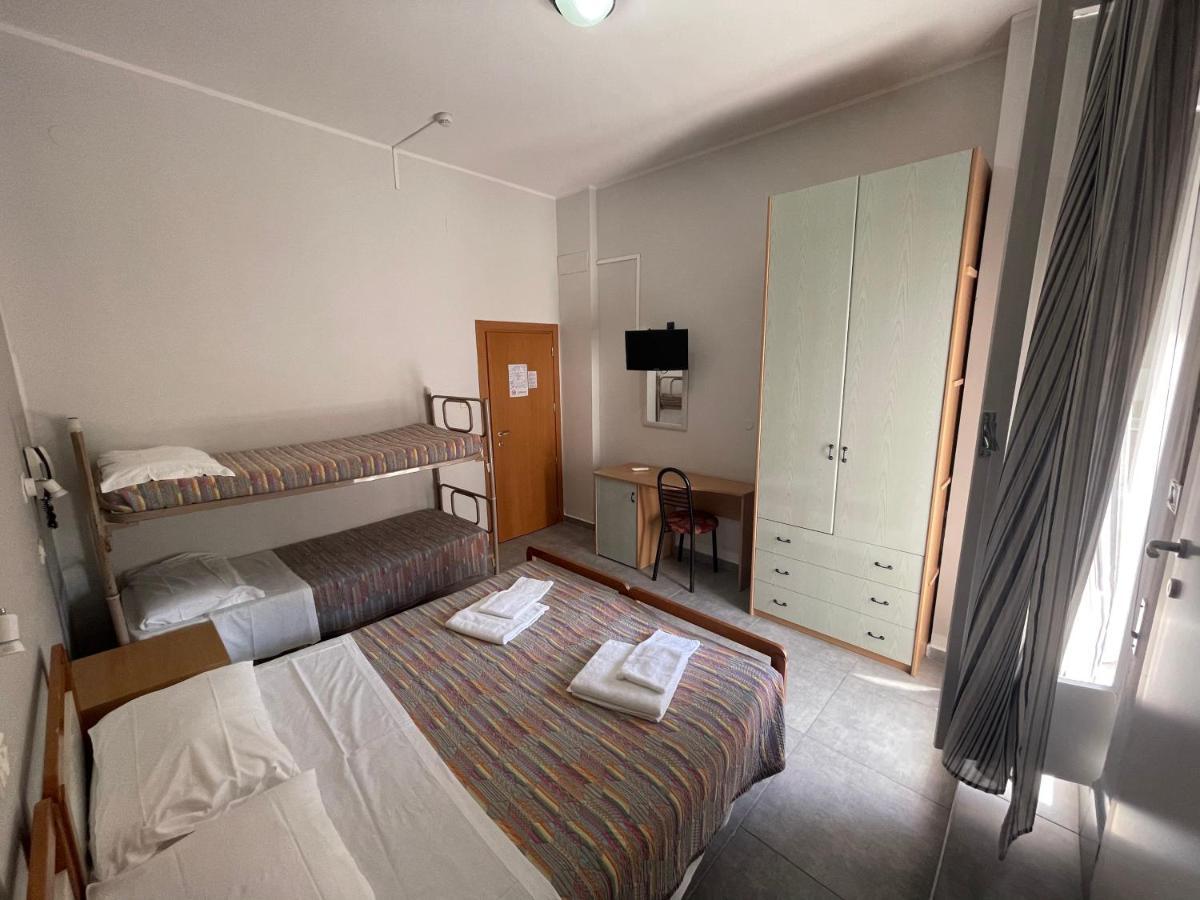 Hotel Piccari Nuova Gestione Римини Екстериор снимка
