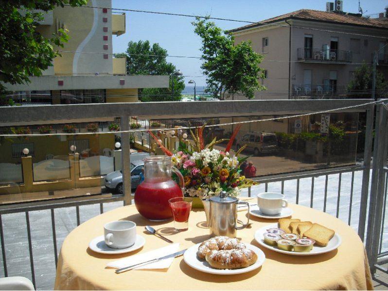 Hotel Piccari Nuova Gestione Римини Екстериор снимка